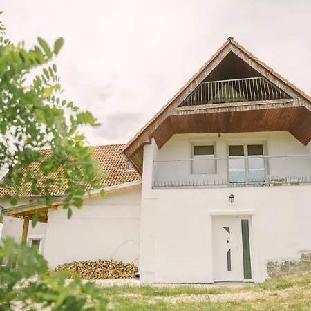 Macskafeszek Vendeghaz Holiday home *